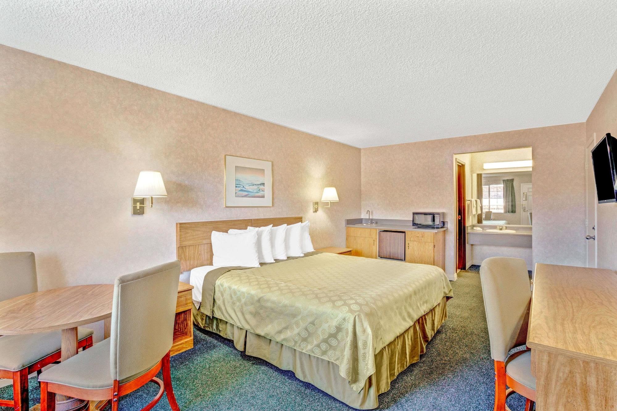 Days Inn By Wyndham Carson Stadt Exterior foto