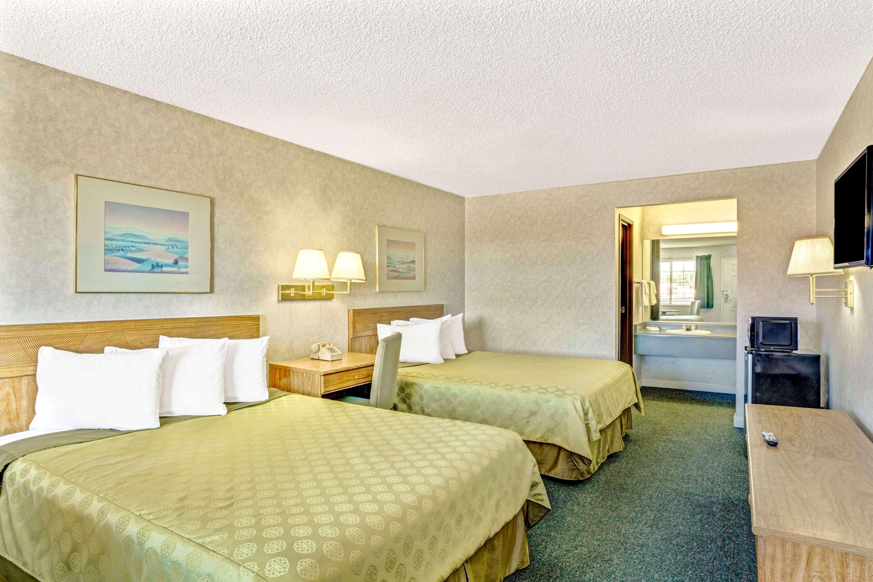 Days Inn By Wyndham Carson Stadt Exterior foto